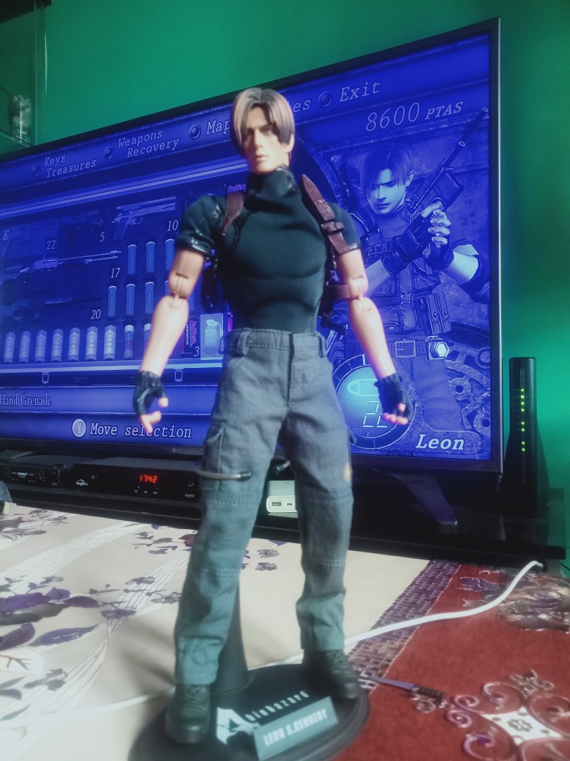 Hot toys leon kennedy on sale