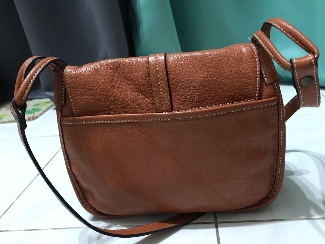 Leather Handbag (Category: Purses & Pouches) located in Paka. Submitted by prelovedbywardyna (Listing ID 1096757708, Image 2). Description: Will get freegift.