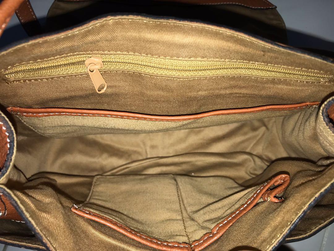 Leather Handbag (Category: Purses & Pouches) located in Paka. Submitted by prelovedbywardyna (Listing ID 1096757708, Image 3). Description: Will get freegift.