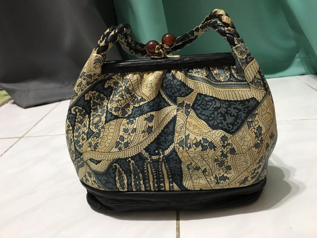 Pattern Handbag (Category: Shoulder Bags) located in Paka. Submitted by prelovedbywardyna (Listing ID 1096754738, Image 2). Description: Will get freegift.