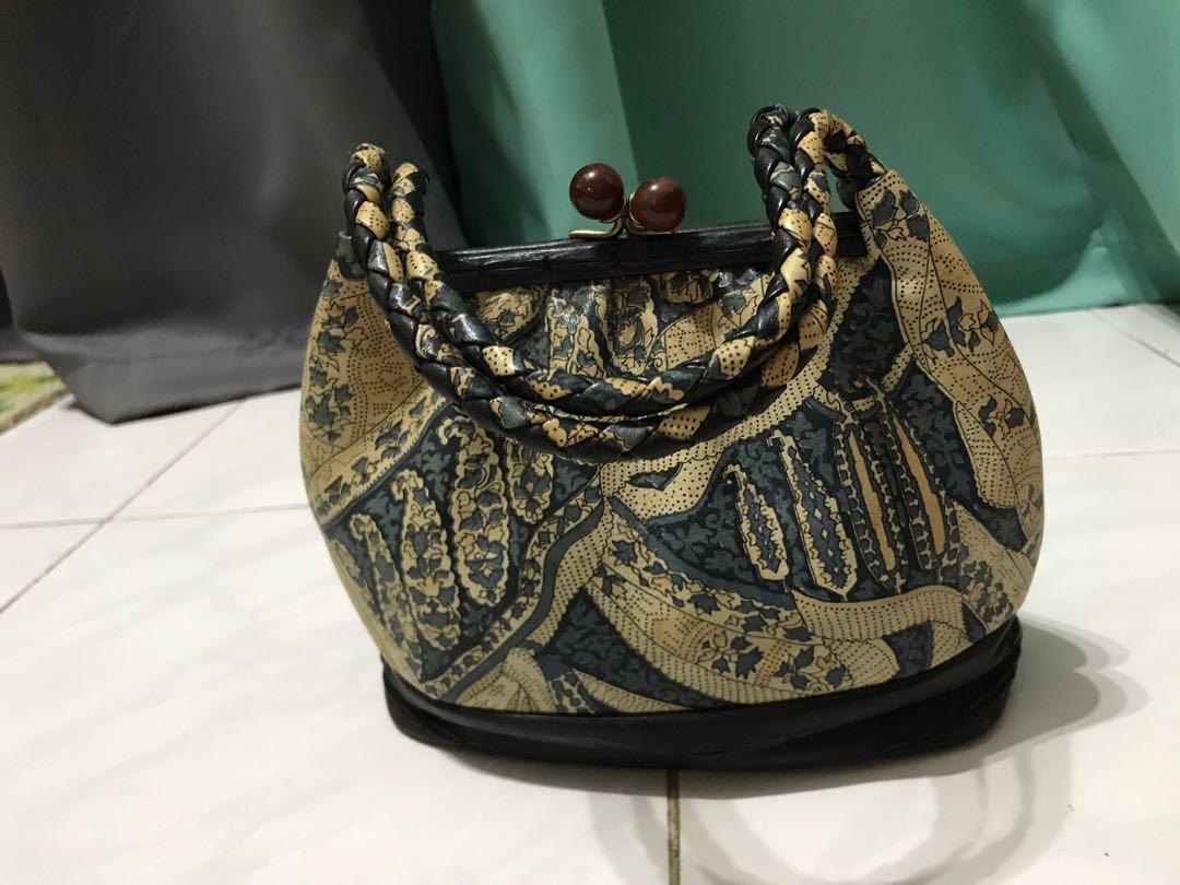 Pattern Handbag (Category: Shoulder Bags) located in Paka. Submitted by prelovedbywardyna (Listing ID 1096754738, Image 1). Description: Will get freegift.