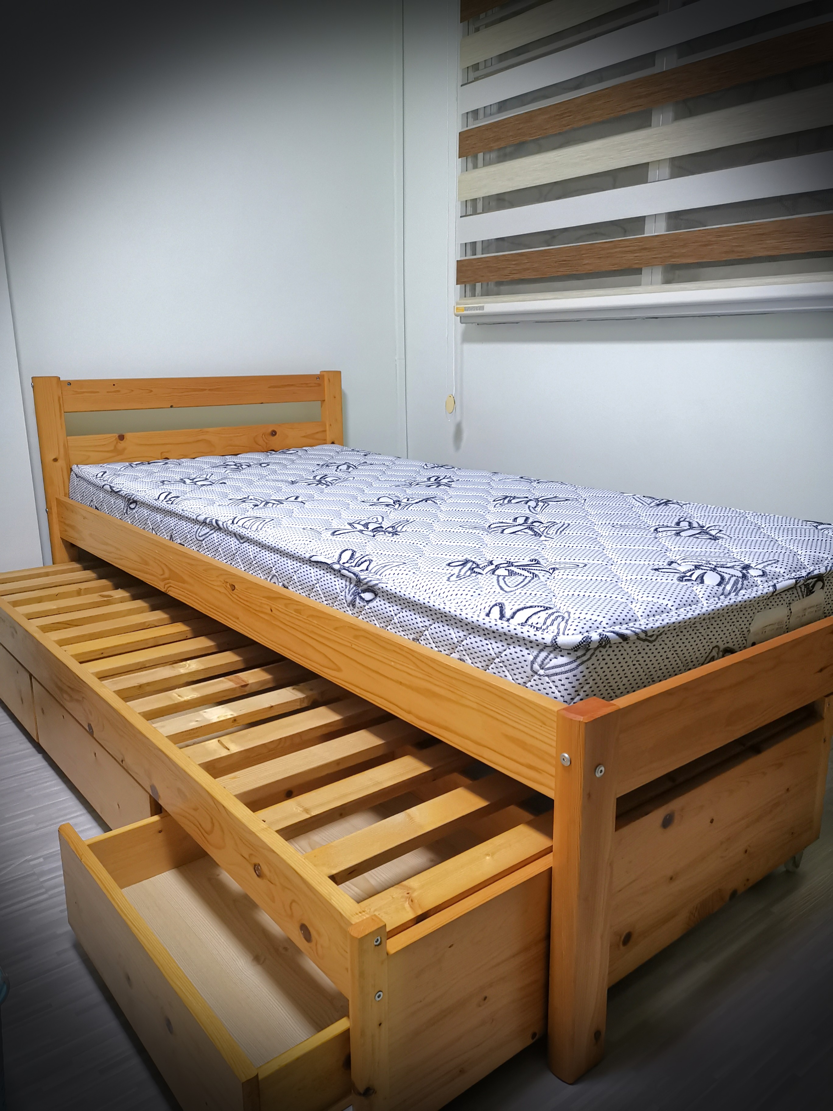 Seahorse pull hotsell out bed