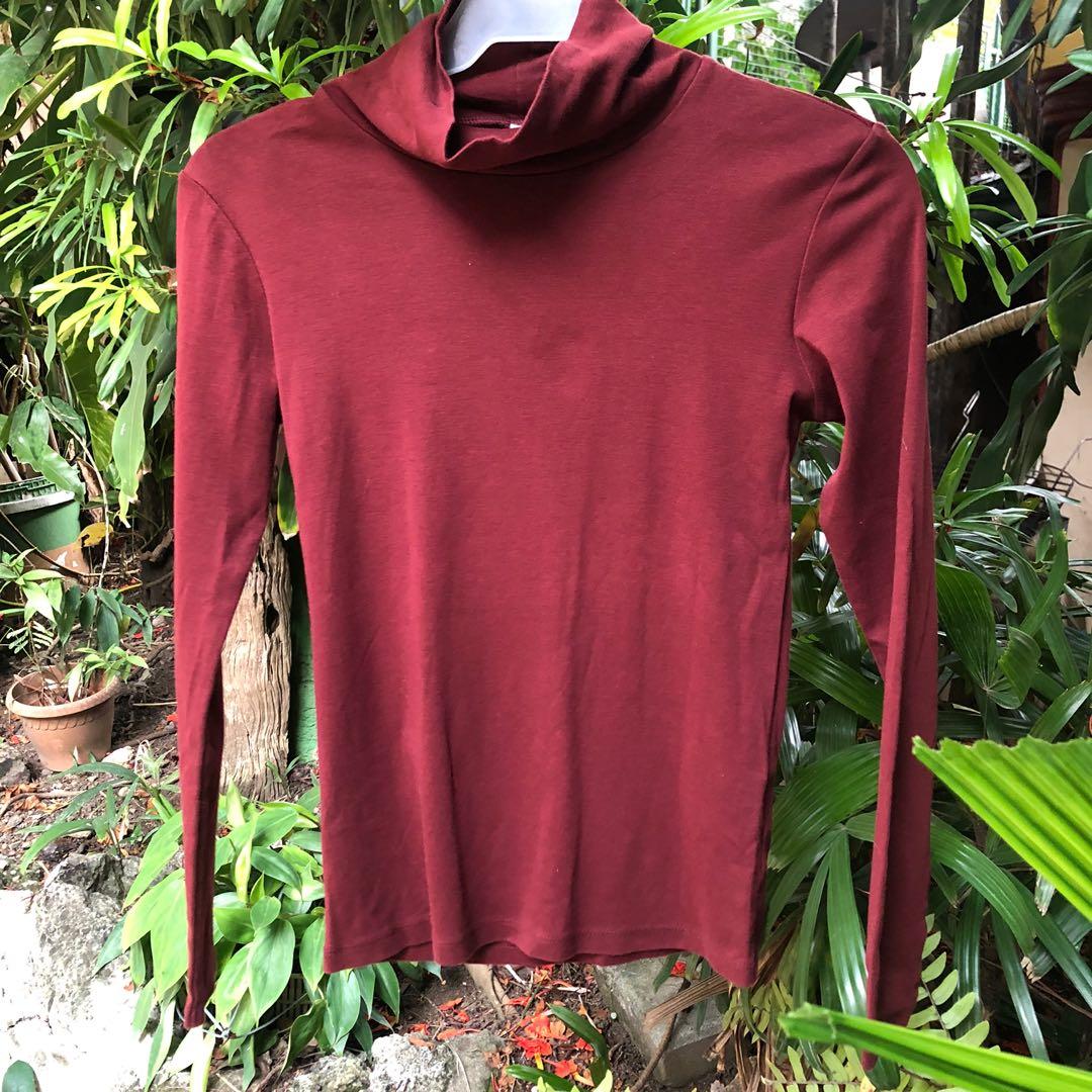 uniqlo red turtleneck