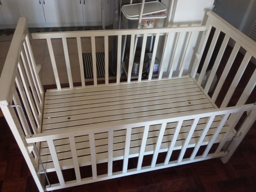 Adjustable side shop crib