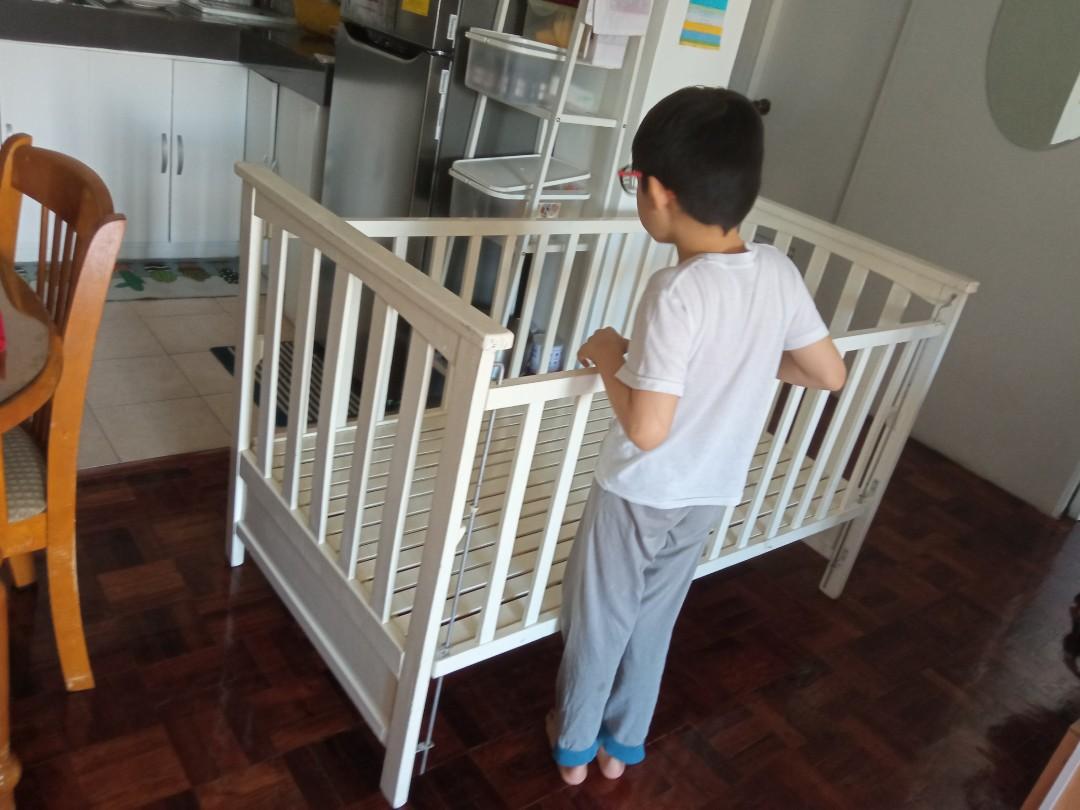 Baby cot hotsell with adjustable side