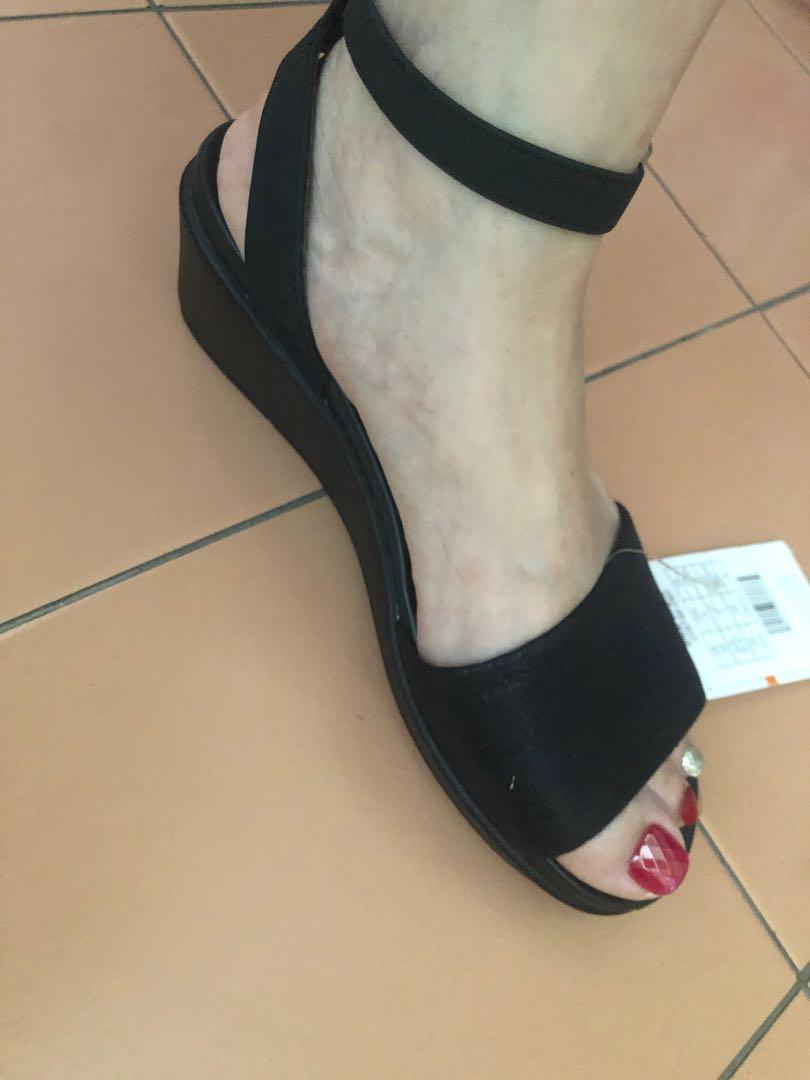 Crocs leighann ankle strap deals leather mini wedge