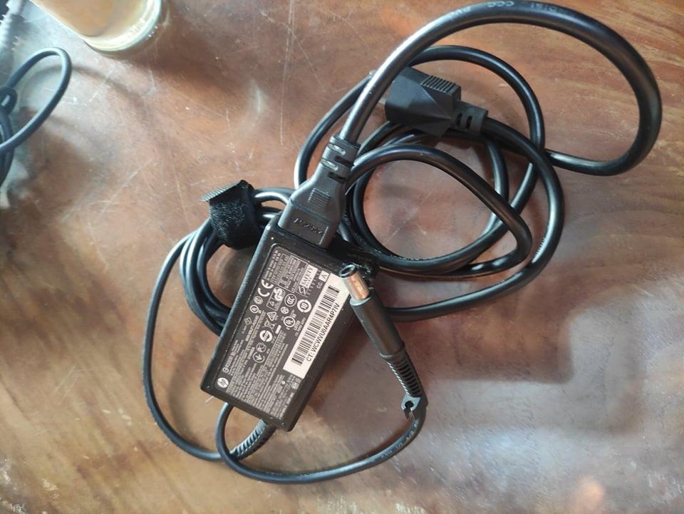 HP Laptop AC Adapter (Category: Cables & Adaptors) located in Pasay City. Submitted by iannnncs (Listing ID 1097040599, Image 1). Description: HP Laptop AC Adapter Model - HSTNN - DA35 Original Input - 100-240 V Output - 19.5 V Binibenta na lahat ng spare since hindi na din nagagamit. May marks ng scotch tape sa likod ng adapter. MOP: Gcash Pick up at Villamor, Pasay or deliver (should be shouldered by the buyer) No return, no exchange..