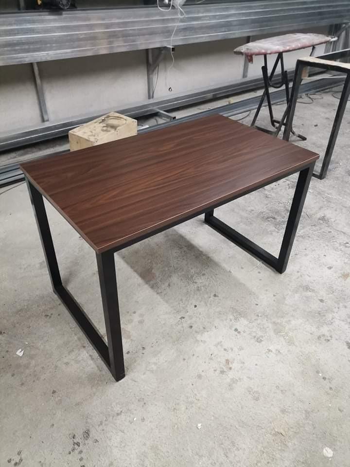 MINIMALIST WOOD LAMINATED AND STEEL OFFICE DESK / COMPUTER TABLE
