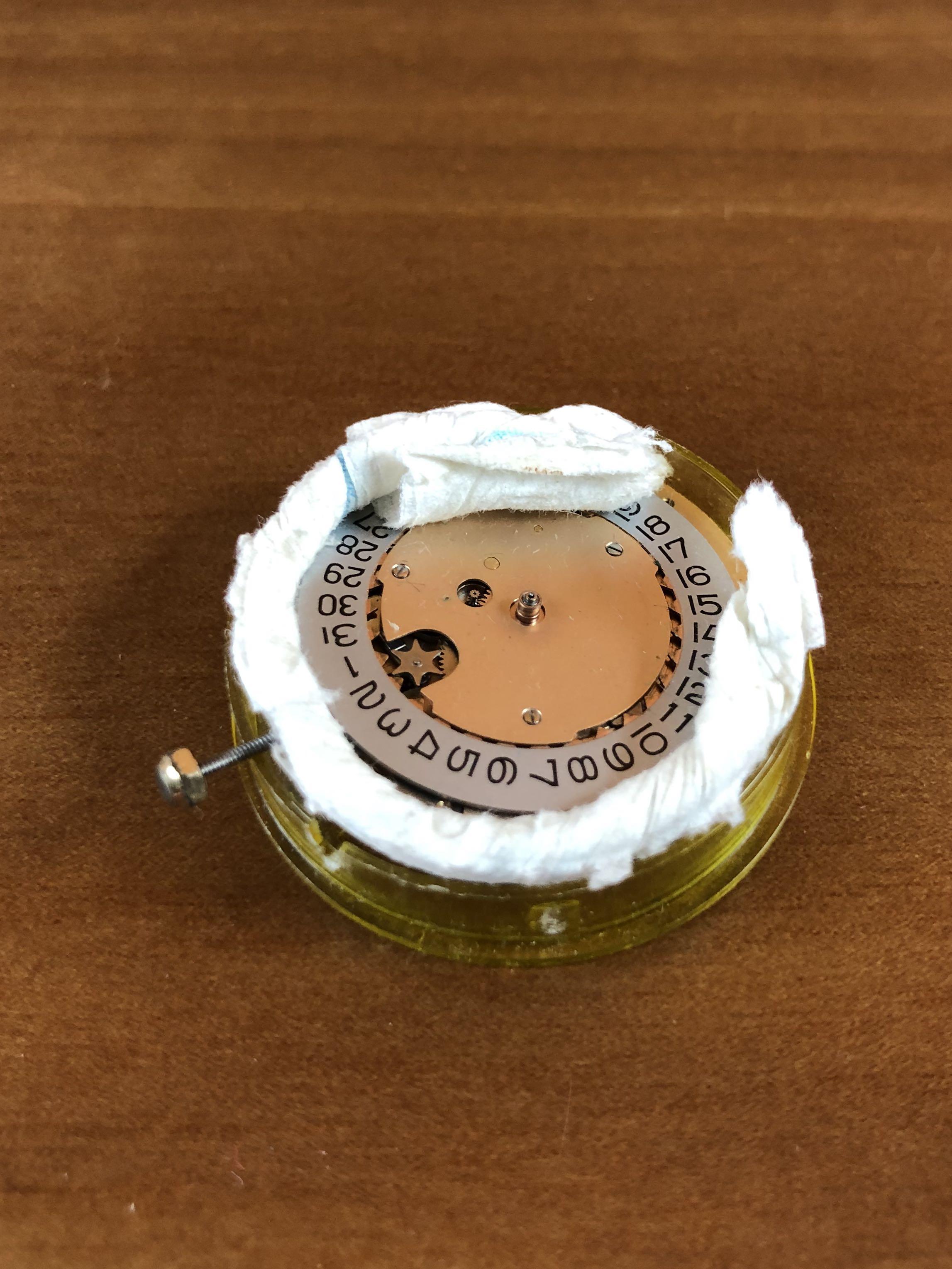 Omega 1002 movement outlet