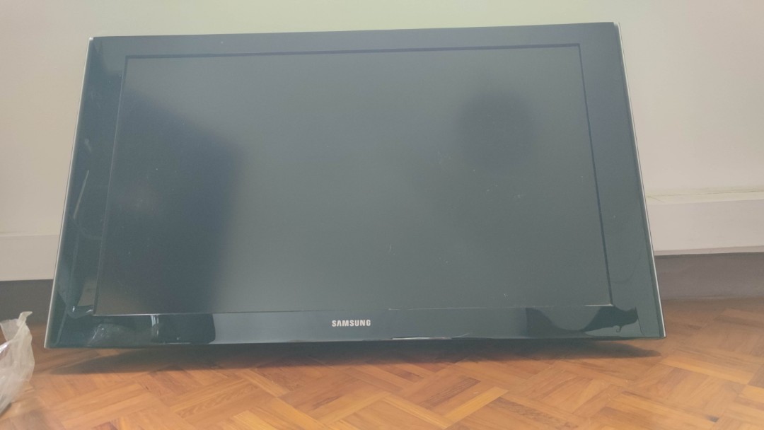 Samsung Tv 40 Inch 101 Cm With Cables Remote Controller Wall Mounting Equipment Tv Home Appliances Tv Entertainment Tv On Carousell