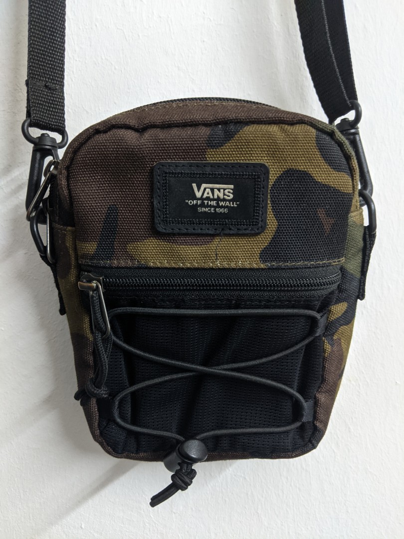 Vans camo sling hotsell bag