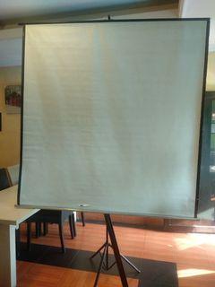Layar / Screen Proyektor Standing Merek World Screen