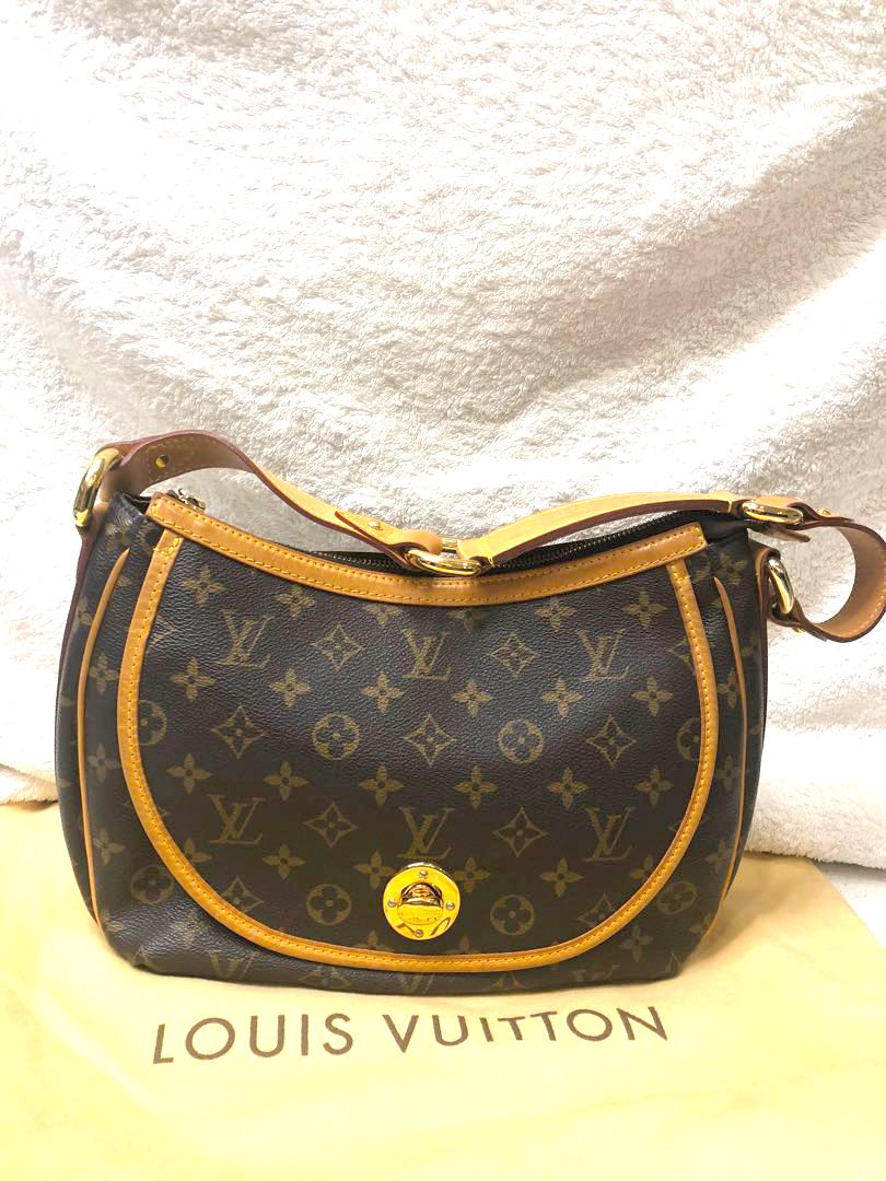 Louis Vuitton Tulum Pm Review / What fits inside 