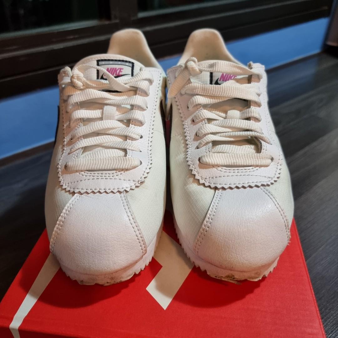 Nike 72 white hotsell and pink