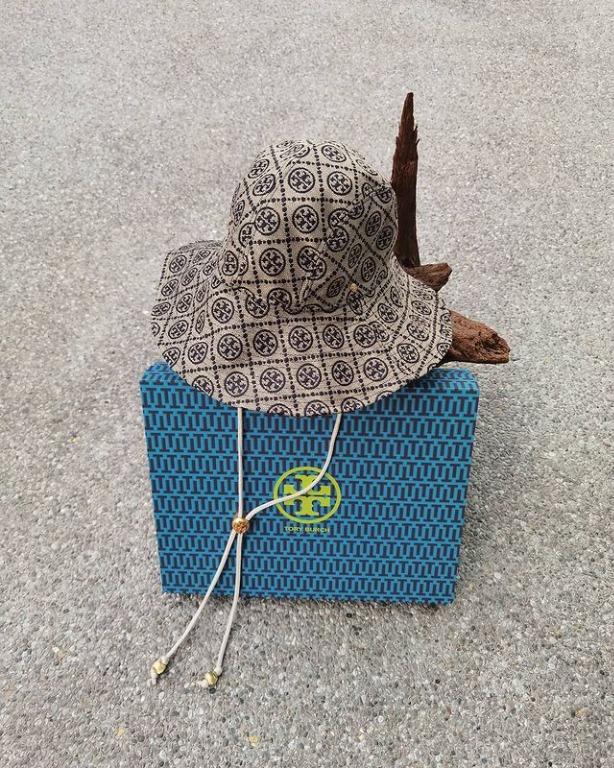 Tory Burch Jacquard Logo Bucket Hat, Women's Fashion, Watches &  Accessories, Hats & Beanies on Carousell
