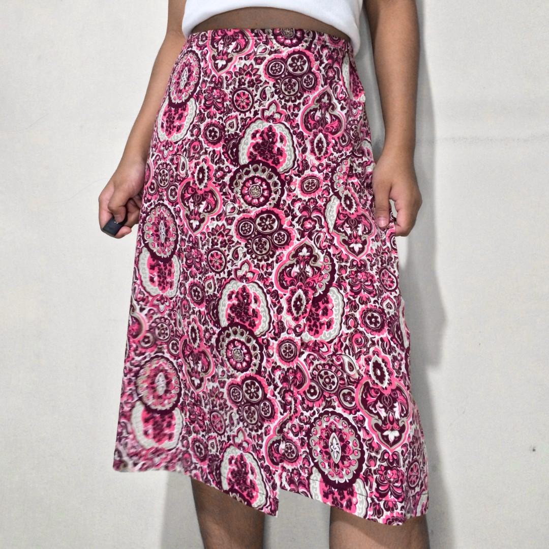 BCBG printed midi skirt mandala paisley like flowers floral boho gypsy vibes cottagecore cottage core fairy core fairycore fairy grunge y2k 90s cyber y2k mall goth alt skater punk (Category: Skirts) located in Quezon City. Submitted by louisseee (Listing ID 1097471991, Image 2). Description: BCBG printed midi skirt - with mandala vibes paisley-like flowers details - with front slit -Measurements: M on tag Waist: 30"-32" (size based from tape meas