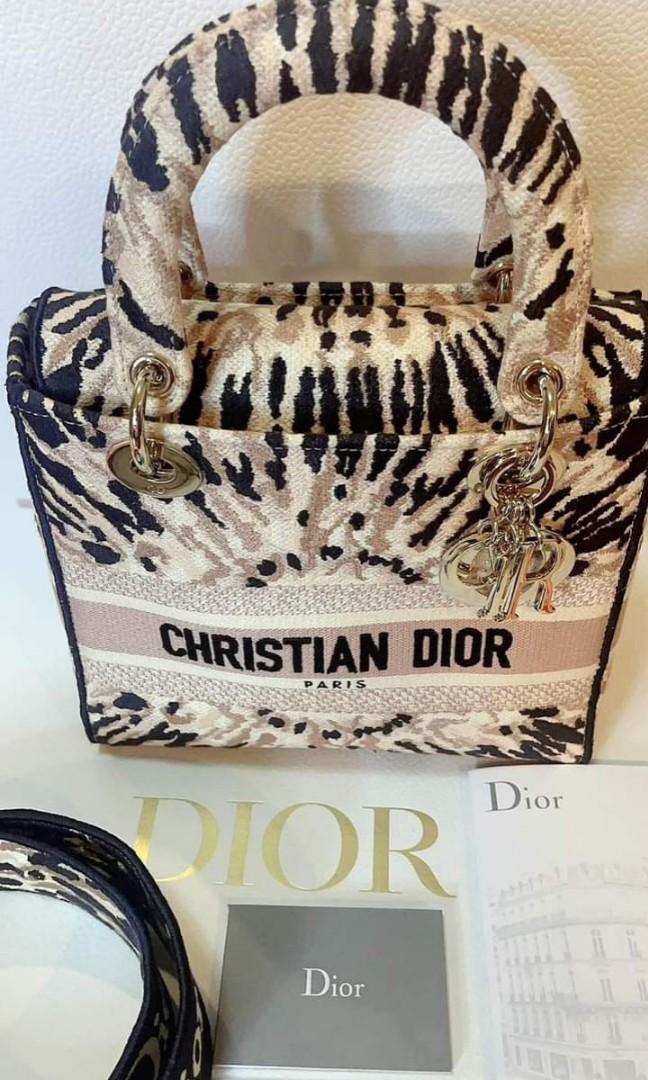Dior Cruise 2021 Medium Lady D-Lite Bag (Category: Luxury Bags & Wallets) located in Manila. Submitted by bagislifeshop (Listing ID 1097414296, Image 3). Description: Let's talk about limited 😵😵😵 Just WOW!!! On Hand in PH🇵🇭 100% Authentic Dior Cruise 2021 Medium Lady D-Lite Bag Condition 9.8/10 ( Like New ) Comes Complete.