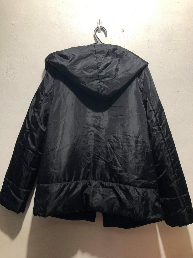 GUESS "Puff Jacket" (Unisex) (Category: Coats, Jackets and Outerwear) located in Mandaluyong City. Submitted by Mid90s (Listing ID 1097467526, Image 2). Description: Size: Small on tag Dimension: 20X25 Issue: May dalawa lang tas-tas sa Loob. Sa sleeve part and bandang tag. Pero di naman kita sa labas safe to use( view the pics for details).
