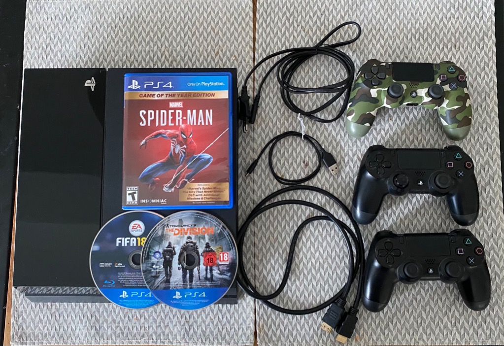 PS4 500GB + 3 Controllers + 3 Games + All cords, Video Gaming, Video