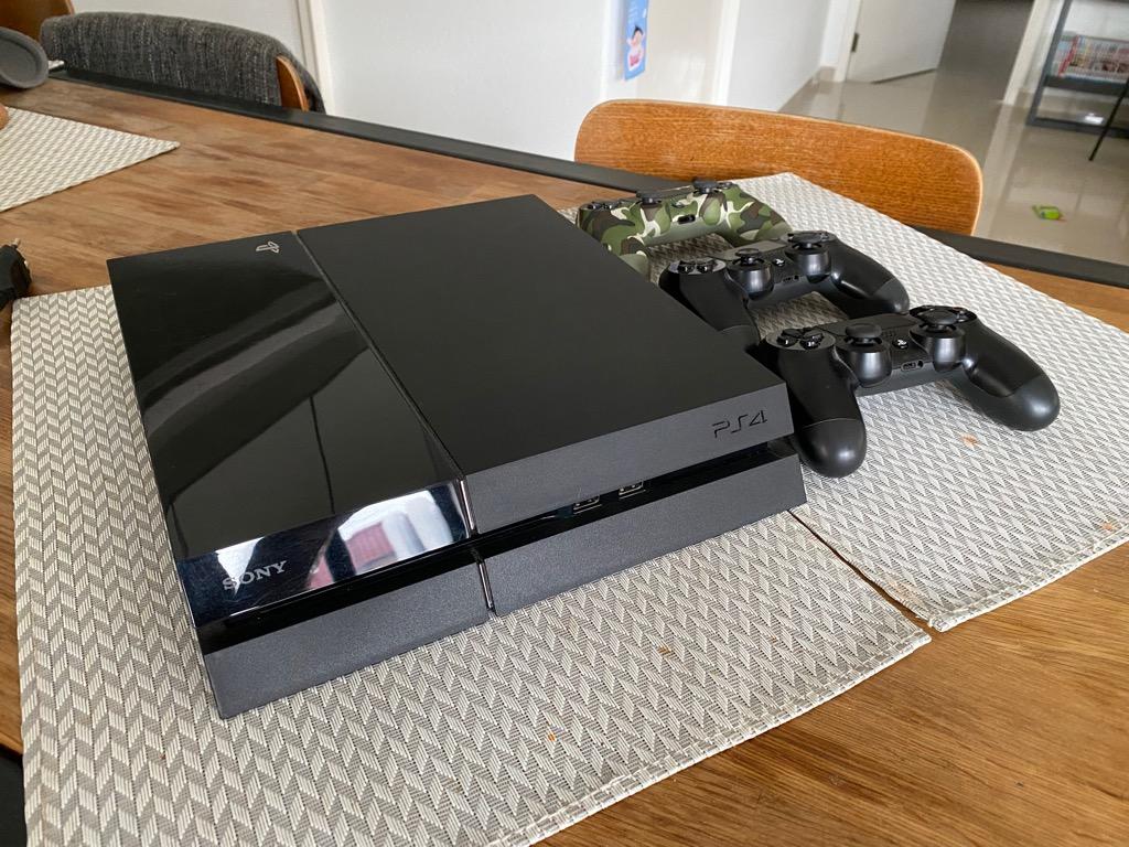 PS4 500GB + 3 Controllers + 3 Games + All cords, Video Gaming, Video