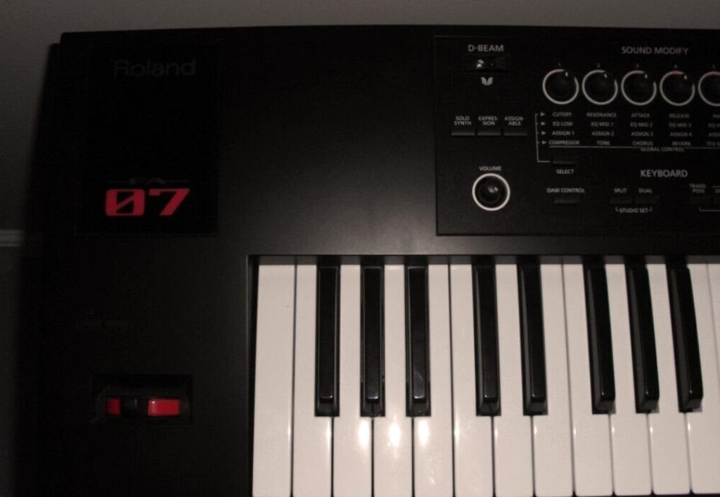 Roland Fa 07 Synthesizer Workstation 16 Track Sequencer Superb Condition Hobbies Toys Music Media Musical Instruments On Carousell