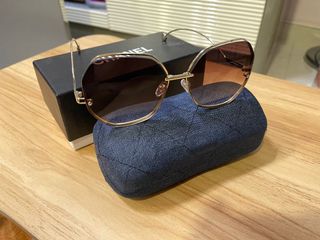 (Category: ) located in . Submitted by luxurious_wardrobe (Listing ID 1091860040, Image 1). Description: .