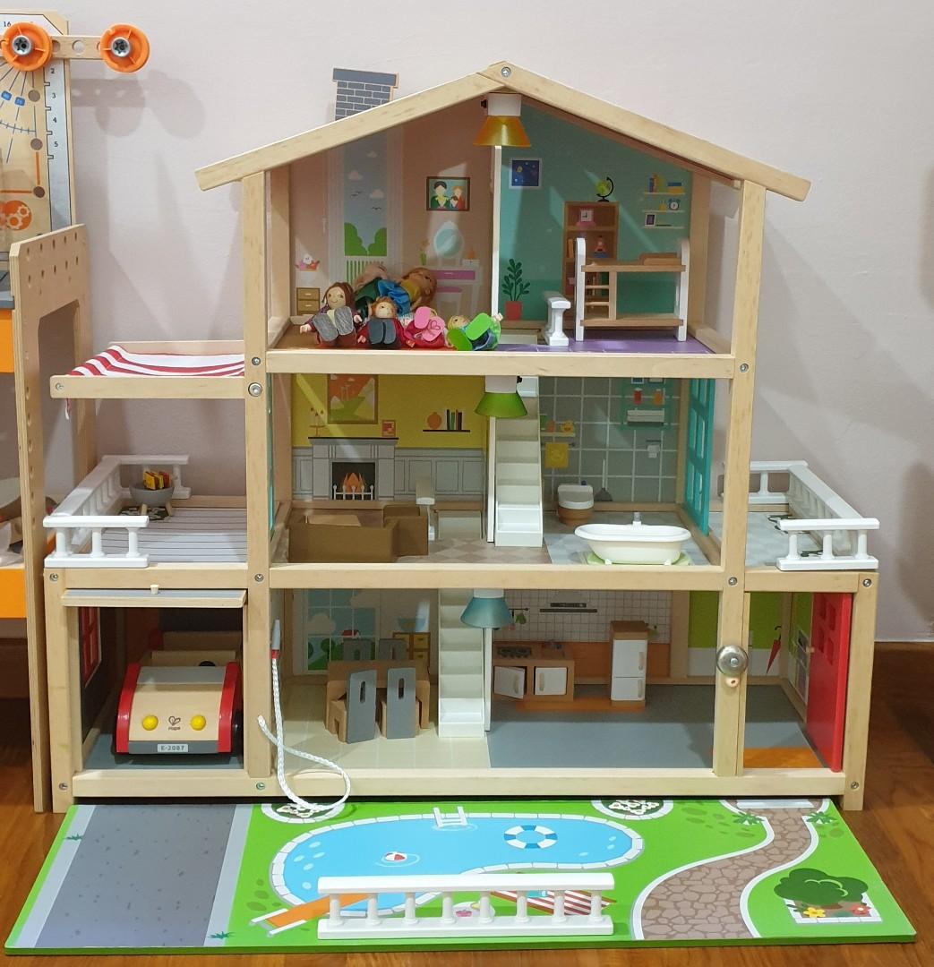 Verdorren huurling strottenhoofd HAPE E3405 Family Mansion Dollhouse with Hape family car, Hobbies & Toys,  Toys & Games on Carousell