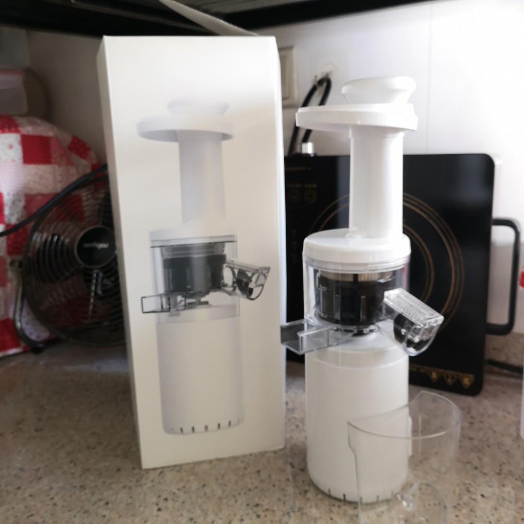 Iuiga mini juice extractor, TV & Home Appliances, Kitchen Appliances