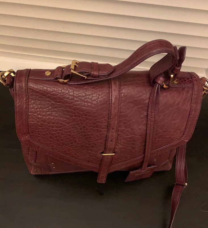 Tory Burch Handbag (Category: Bags & Wallets) located in Toronto. Submitted by sara.sd (Listing ID 1091908151, Image 3). Description: Beautiful Tory Burch Handbag, excellent condition with beautiful textured burgundy leather. Has top handle and can be worn as a shoulder bag. Great bag for work or school..