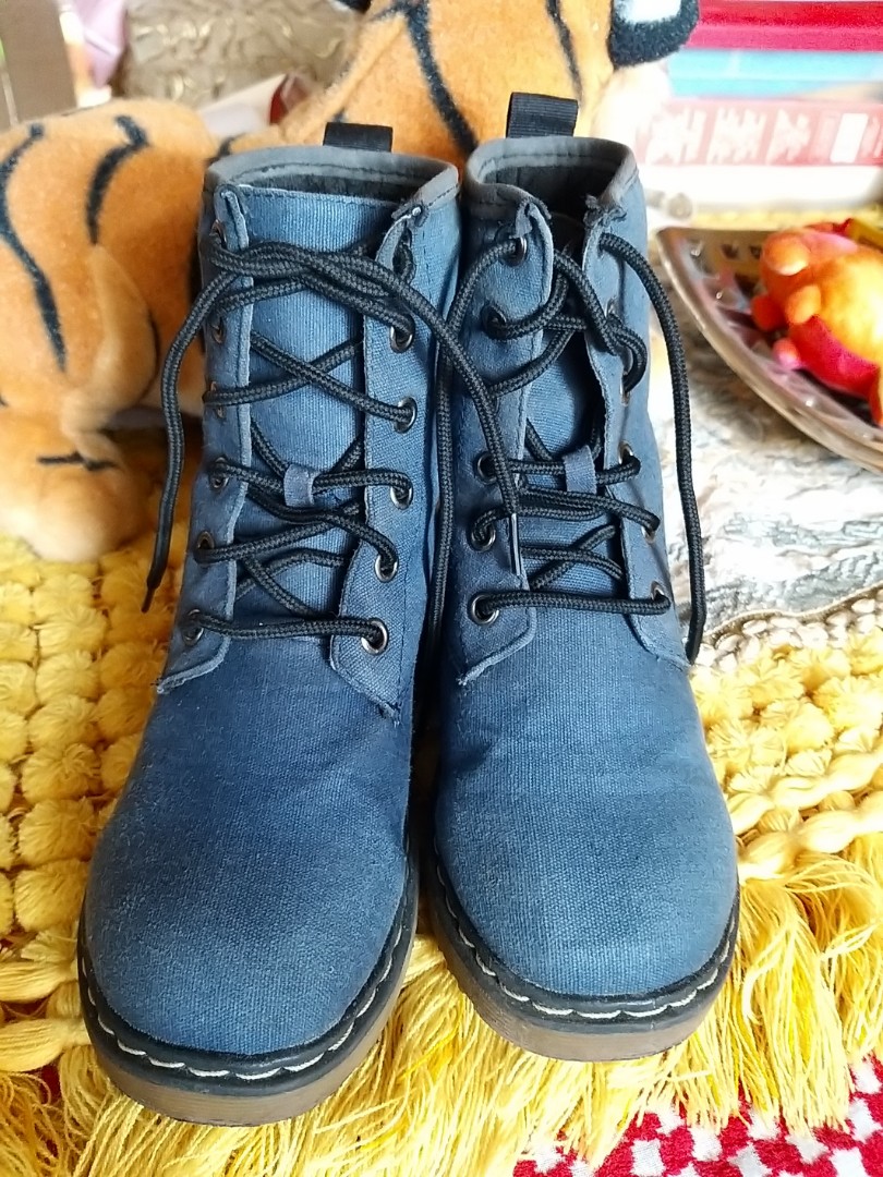 Maong shoes store