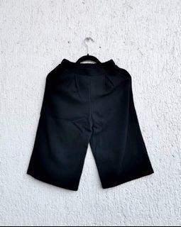 UNIQLO Pre-Loved Black Cropped Shorts