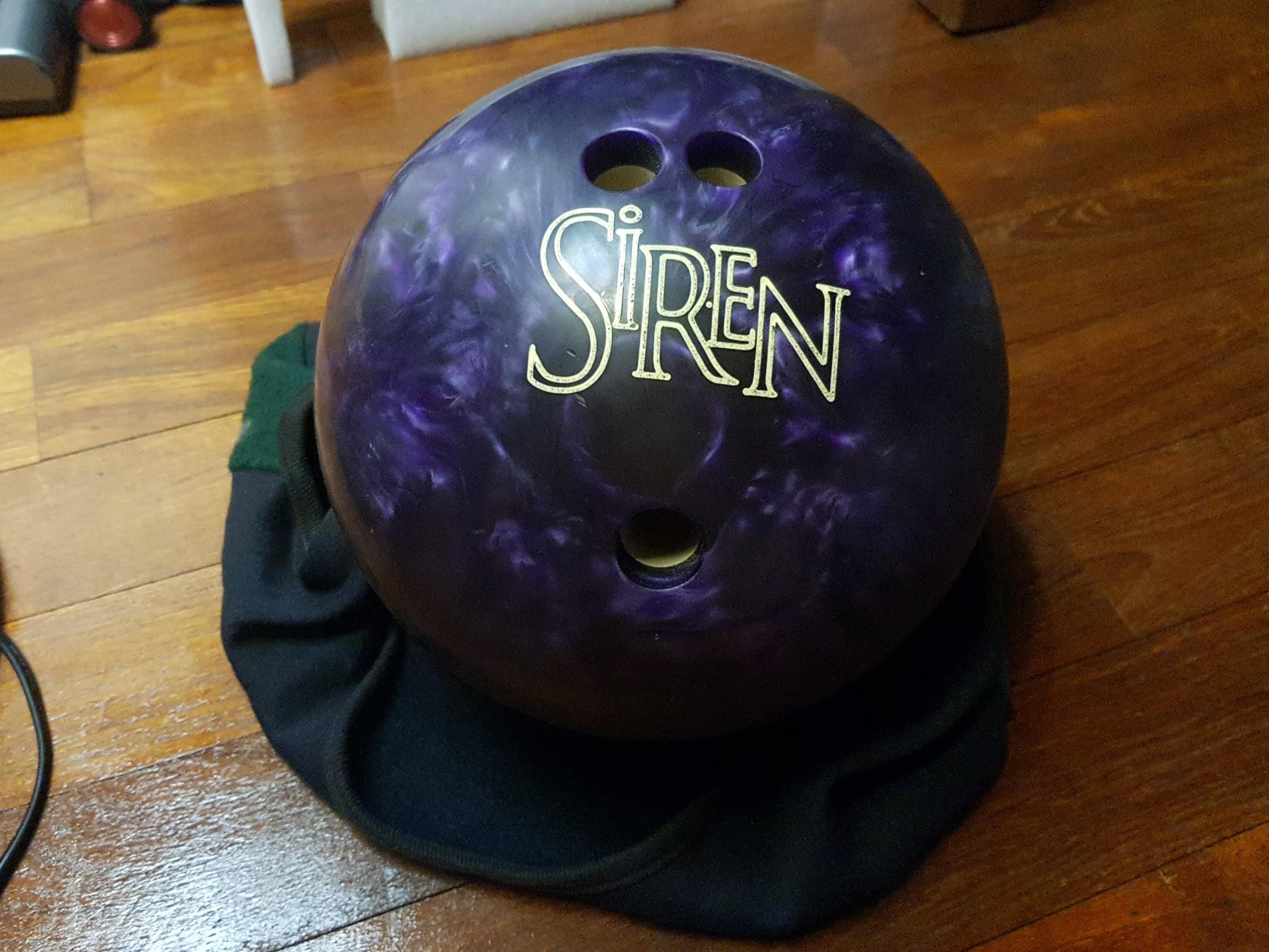 10 pound Brunswick Siren bowling ball, Sports Equipment, Sports 