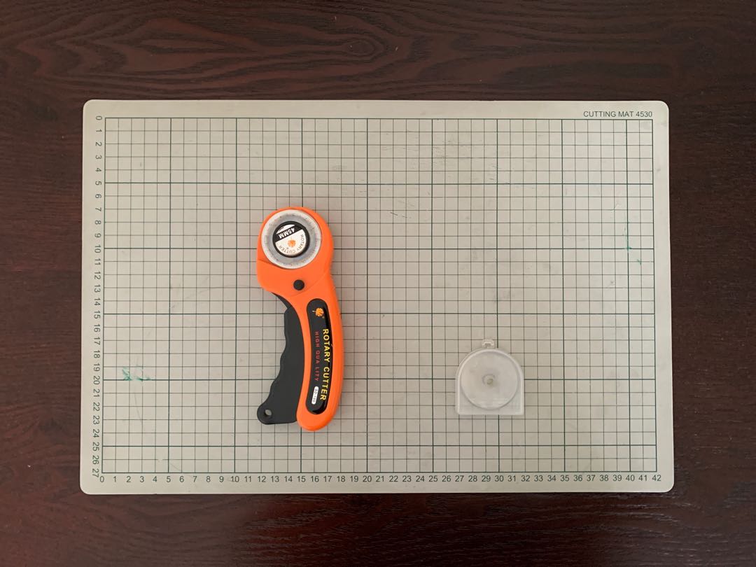 A3 Cutting mat + rotary cutter + extra blade, Hobbies & Toys