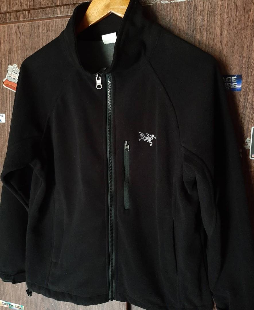 Arc'teryx black fleece jacket Nylon inside (Category: Coats, Jackets and Outerwear) located in San Jose. Submitted by y2kvintagesupplier (Listing ID 1097661955, Image 3). Description: Drake's Vibes 🔥 Arc'teryx black fleece jacket Nylon inside Small to medium (21 x 25.5) Very good to excellent condition No issues 1k Php only.