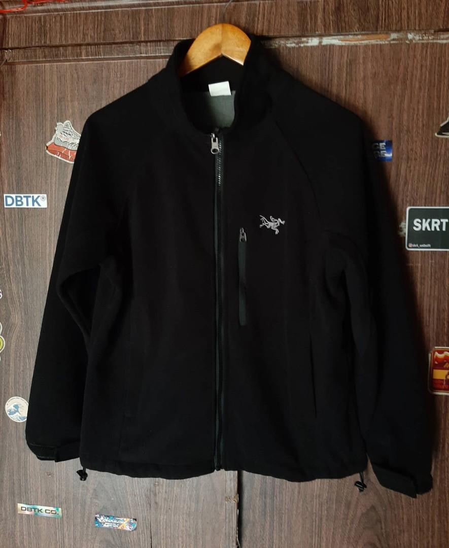 Arc'teryx black fleece jacket Nylon inside (Category: Coats, Jackets and Outerwear) located in San Jose. Submitted by y2kvintagesupplier (Listing ID 1097661955, Image 1). Description: Drake's Vibes 🔥 Arc'teryx black fleece jacket Nylon inside Small to medium (21 x 25.5) Very good to excellent condition No issues 1k Php only.