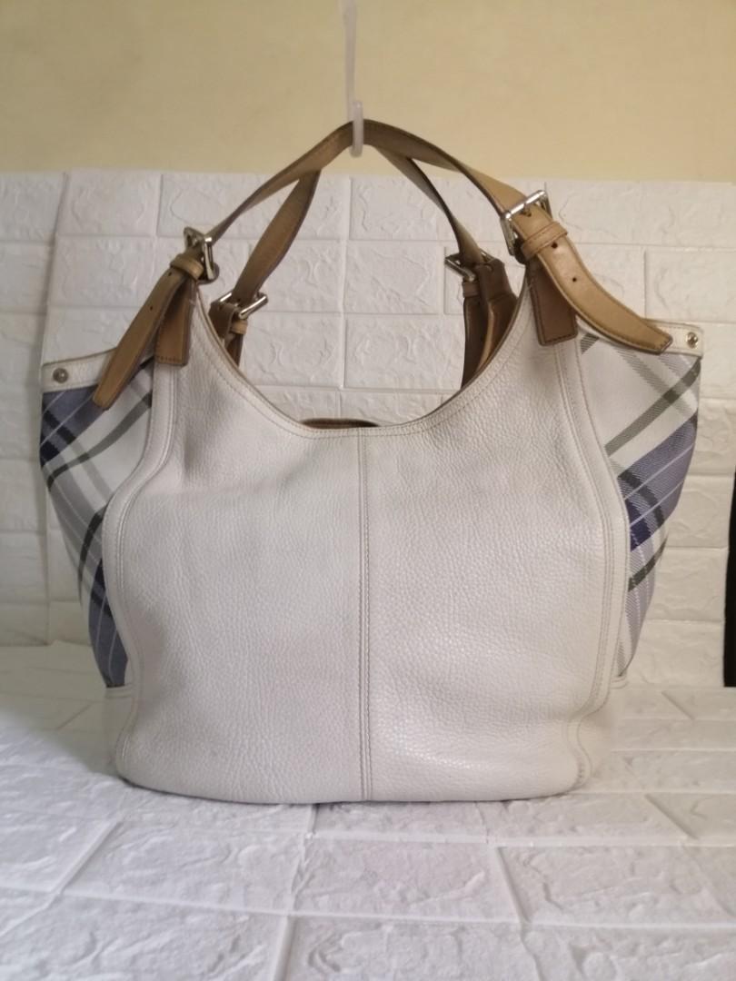 Hazzys Hobo Bag (Category: Luxury Bags & Wallets) located in Las Pinas. Submitted by etoksi1234 (Listing ID 1097747189, Image 1). Description: Pre-loved Hazzys Hobo bag with checkered design on the side... Large size bag... Signs of usage on the hardware(tarnish)... Thick leather....