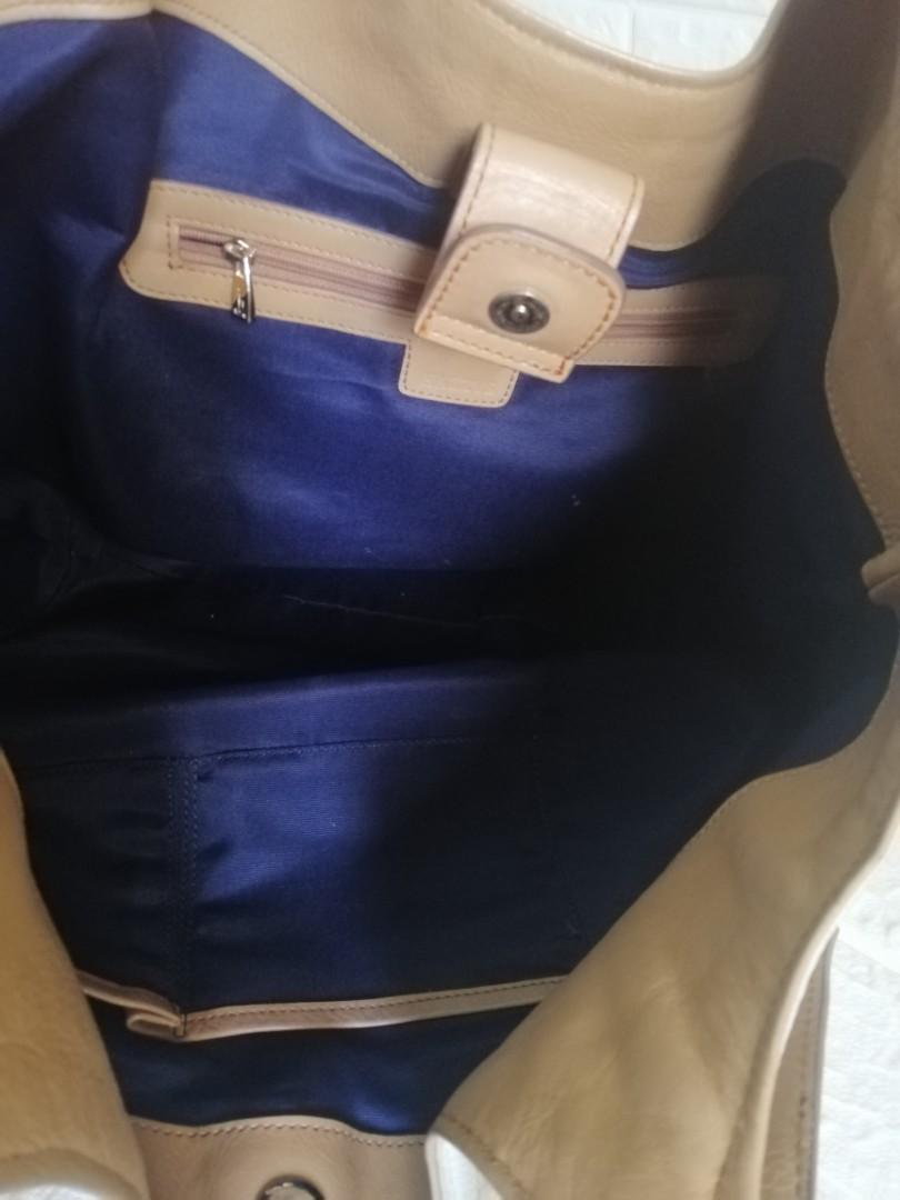 Hazzys Hobo Bag (Category: Luxury Bags & Wallets) located in Las Pinas. Submitted by etoksi1234 (Listing ID 1097747189, Image 3). Description: Pre-loved Hazzys Hobo bag with checkered design on the side... Large size bag... Signs of usage on the hardware(tarnish)... Thick leather....