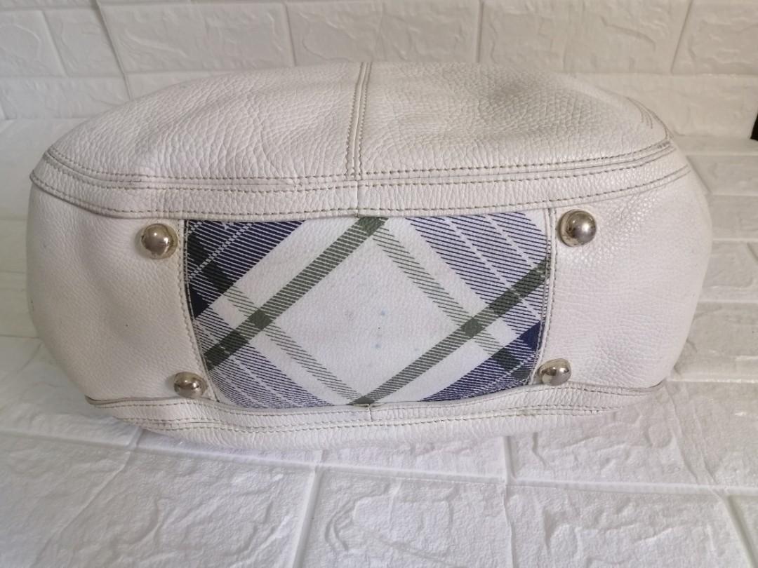 Hazzys Hobo Bag (Category: Luxury Bags & Wallets) located in Las Pinas. Submitted by etoksi1234 (Listing ID 1097747189, Image 2). Description: Pre-loved Hazzys Hobo bag with checkered design on the side... Large size bag... Signs of usage on the hardware(tarnish)... Thick leather....