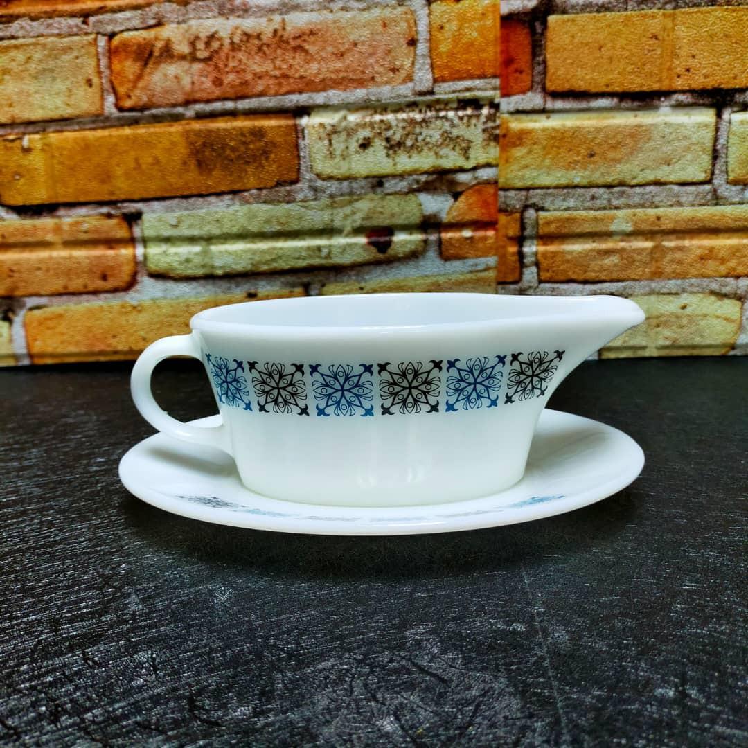 JAJ Pyrex Chelsea Gravy Boat with Standplate [Wide Spout], Furniture ...