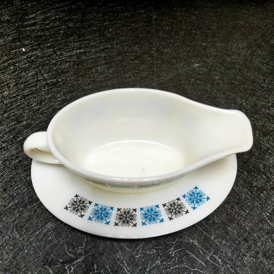 JAJ Pyrex Chelsea Gravy Boat with Standplate [Wide Spout], Furniture ...