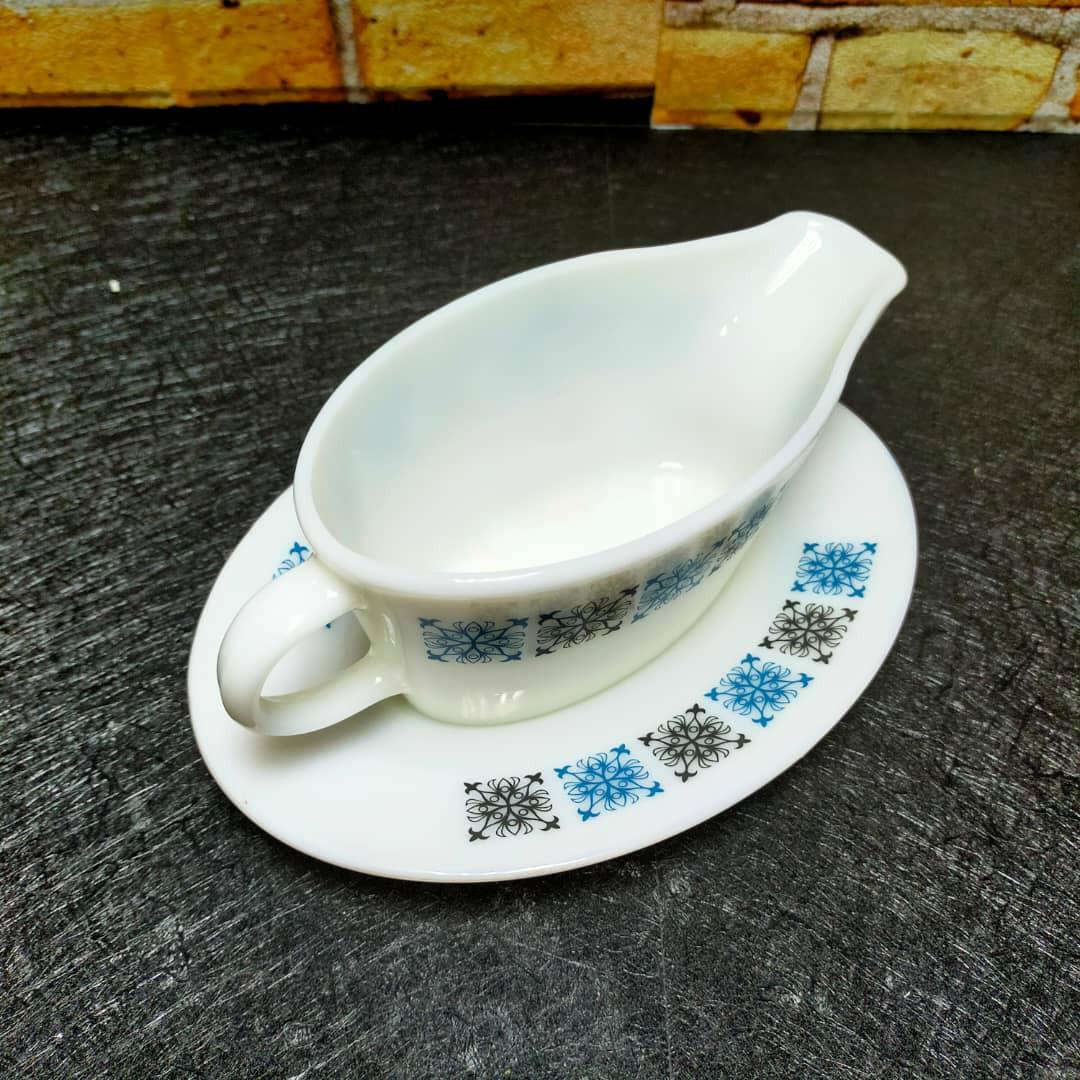 JAJ Pyrex Chelsea Gravy Boat with Standplate [Wide Spout], Furniture ...