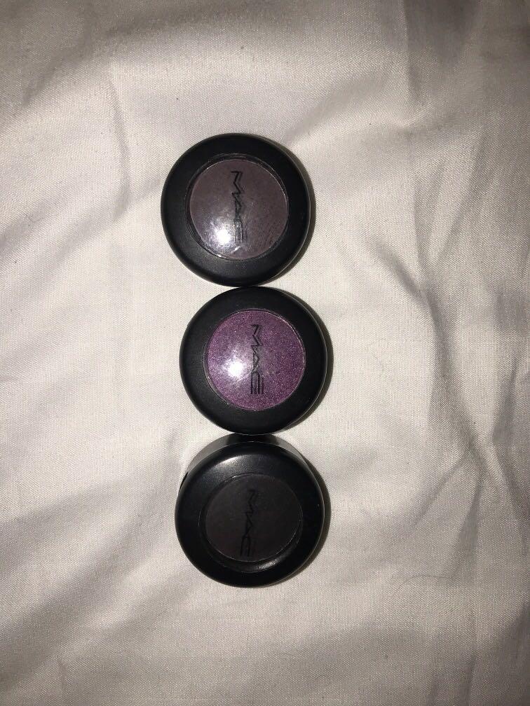 Original Mac Eyeshadow (Category: Makeup) located in Quezon City. Submitted by forthriftersph (Listing ID 1097749586, Image 1). Description: Original MAC eyeshadows priced at 350 each Buy 3 for 900 pesos only! (Save 150 pesos) Swap/Barter/Trade Price- 1399 Bought from the US but i never really used them. Original Price of product in store and lazada is at 1300.