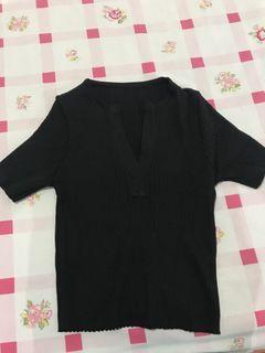 Crop top rajut hitam v neck