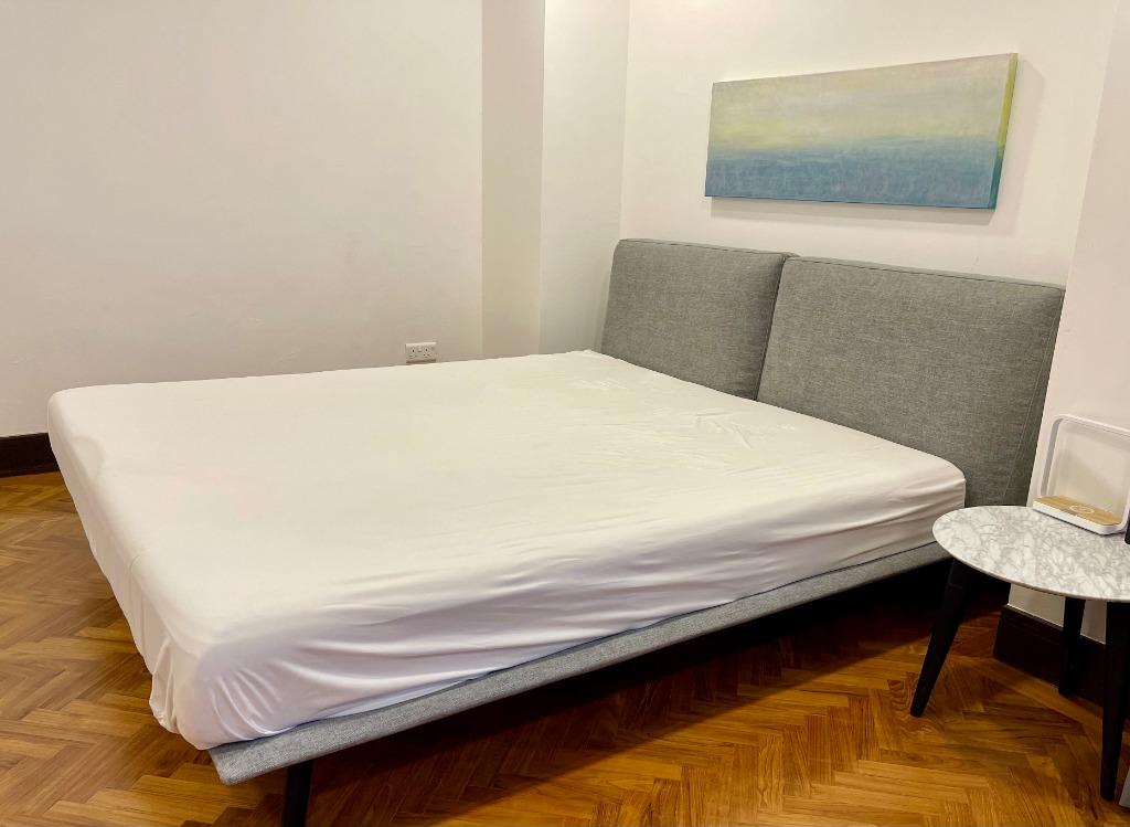 King Living "Neo" bedKing size + tempur mattress (old, free gift