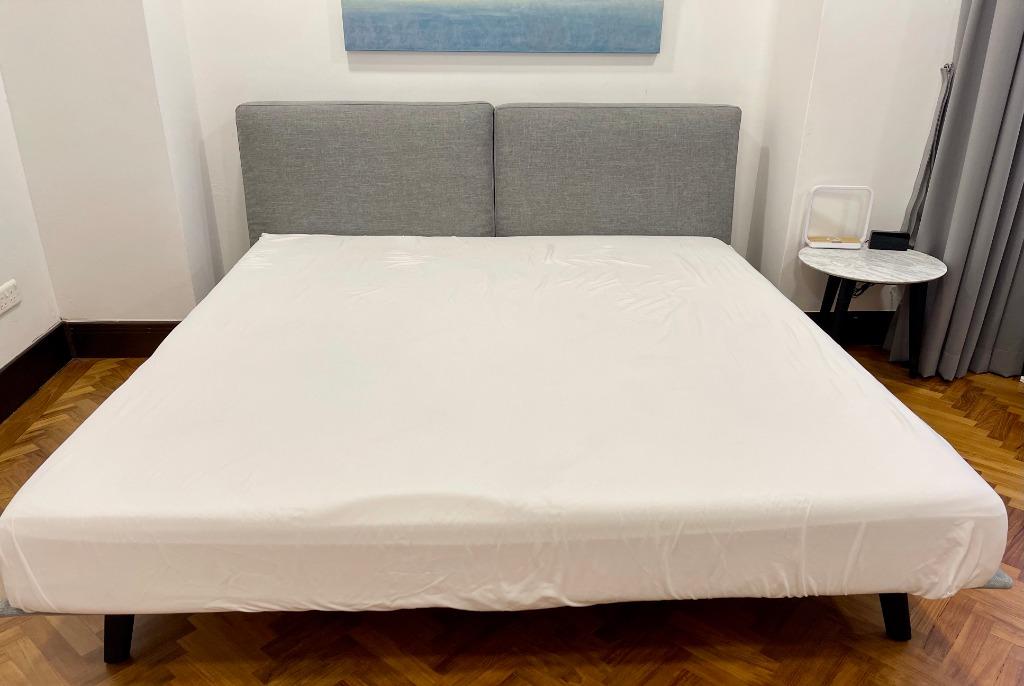King Living "Neo" bedKing size + tempur mattress (old, free gift