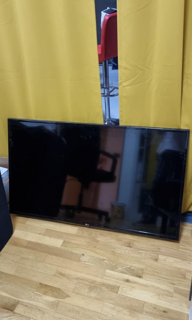 LG Smart TV 49 inch selling for only SGD 150. the screen has changed to