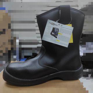 Who sells rain boots near me Clearance