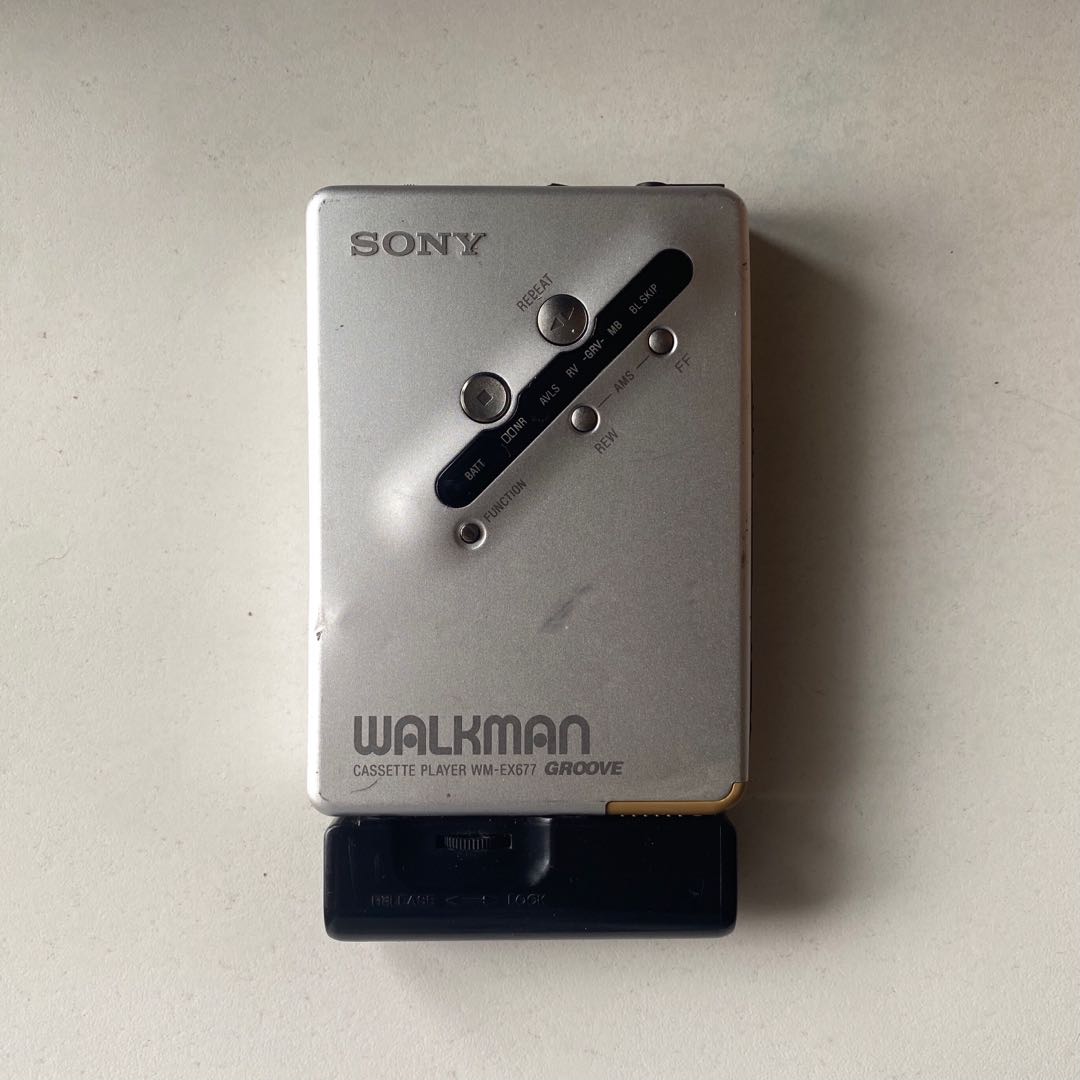 SONY WALKMAN WM-EX677 シルバー 競売 - ポータブルプレーヤー