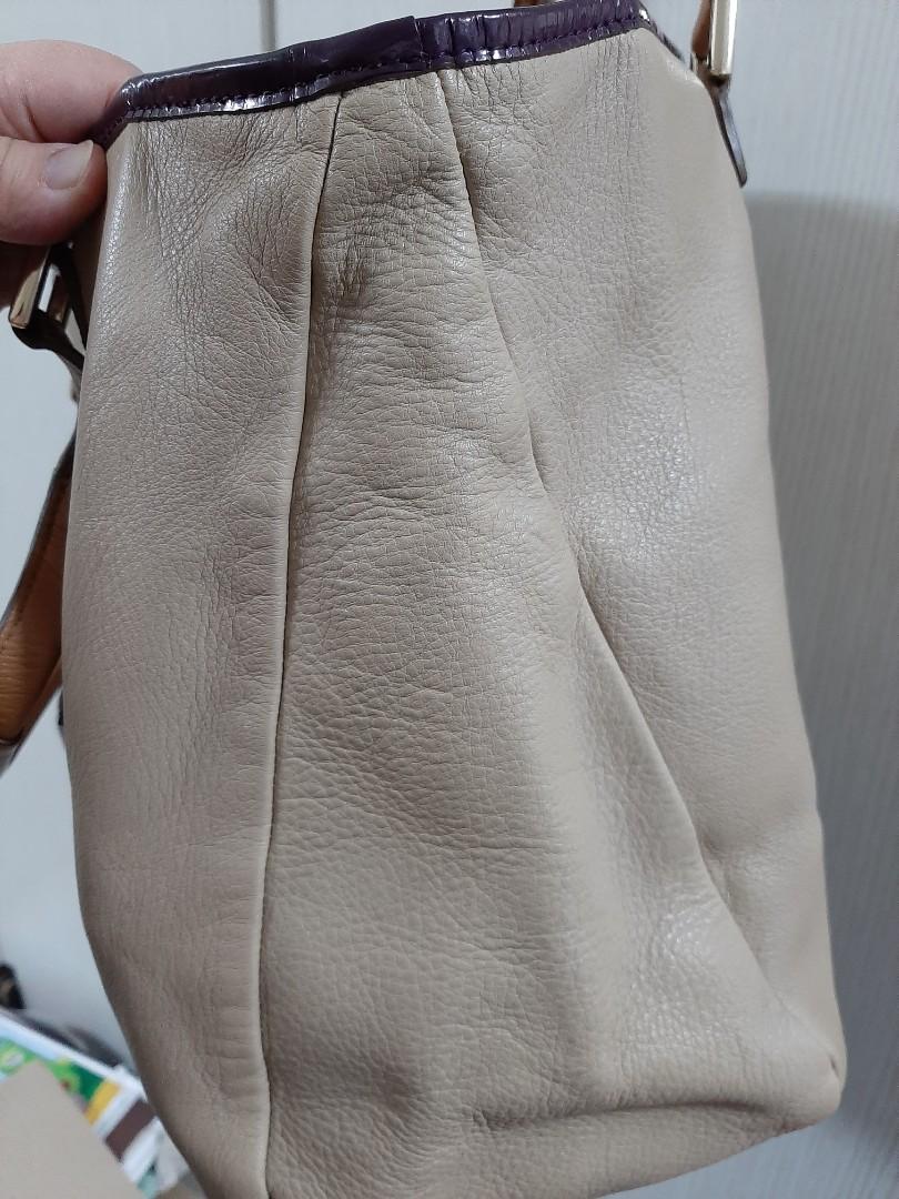 Anna Hindmarch leather bag (Category: Luxury Bags & Wallets) located in Manila. Submitted by poyeesy (Listing ID 1092151957, Image 3). Description: original anna hindmarch leather bag. good condition..