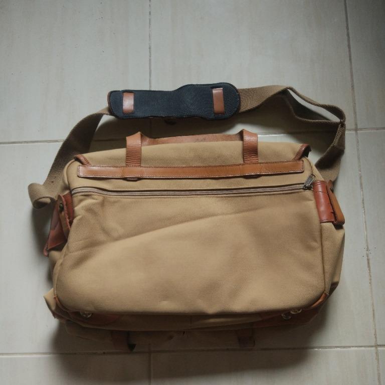 Billingham 550 bag (Category: Camera Bags & Carriers) located in Pasay City. Submitted by denimdude.ph (Listing ID 1092360539, Image 2). Description: see last pic for minor issue.
